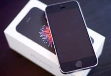 Image of Apple iPhone SE 32GB 4G Unlocked iOS Smartphone + Apple Boxed Accessories