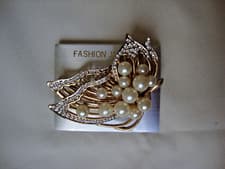 Image of VINTAGE BUTTERFLY FAUX PEARL CLUSTER SCARF BAG BROOCH GOLD TONE RHINESTONES