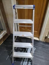 Image of 5 TREAD WERNER BUILDERS STEP LADDER PROFESSIONAL 7140518