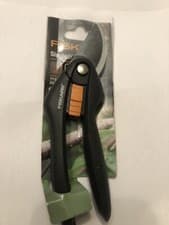 Image of Fiskars 111260 SingleStep Multi Purpose Bypass Pruner Secateurs P26 1000567