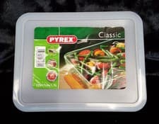 Image of Pyrex Classic Glass Food Storage Dish with Plastic Lid SW225