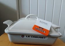 Image of Le Creuset 23cm Deep Square Dish With Lid - Meringue.