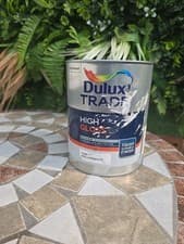 Image of Dulux Trade High Gloss 1 Litre Paint Pur Brilliant White Cover Up To 18sqm