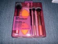 Image of Real Techniques Everyday Essentials Makeup Sponge Kit, 4 Makeup Brushes 2 blende