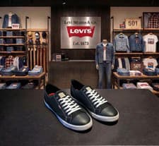 Image of New Men's Levi's ANIKIN C-CVS Low Top Black & White Denim Sneakers Size 13