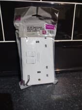 Image of 13A 2G Curved Edge Switched Socket Dual USB Charger - White X 1 Knightsbridge