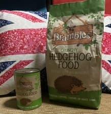 Image of Brambles Crunchy Hedgehog Food 900g Bag & Brambles Meaty Tin 400g 💜Rescue Funds