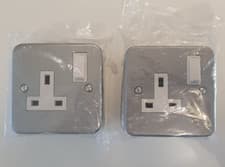 Image of 2 x 13A 1G 1-Gang SP SW Switched Metal Clad Socket with White Inserts