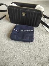 Image of Tommy Hilfiger TH Timeless Camera Bag Navy Womens BRAND NEW