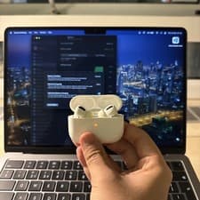 Image of macbook air m2 16gb 256 AND BLUETOOTH EARBUDS 10 core gpu 8 cpu