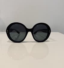 Image of Original women’s sunglasses brand Gucci, model GG1081S 001