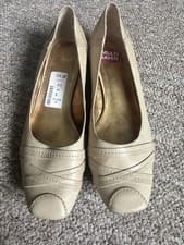 Image of Clark’s Woman Beige Leather Ballet Flats Size 6