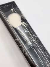 Image of ZOEVA 132 Luxe Powder Finish / Highlighter Brush