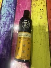 Image of Neal's Yard Remedies Bee Lovely Bath and Shower Gel | Cleanses Skin & Lifts