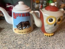 Image of 2 teapots