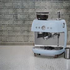 Image of Smeg Expresso Coffee Machine with Bild In Grinder