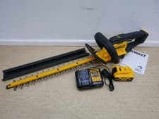 Image of DeWALT DCMHT564P1 18v xr SLIM DESIGN 55CM 22" HEDGE TRIMMER (25mm GAP) 1 X 5 AH