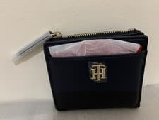 Image of BNIB Tommy Hilfiger Seasonal MED Slim Wallet Women, Black