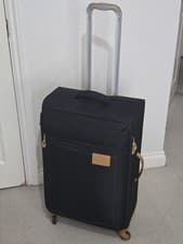 Image of IT Luggage 835/8833 The Lite Medium 4 Wheel Suitcase - Black