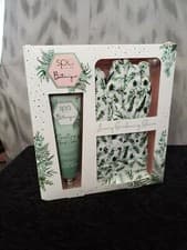 Image of NIB Style & Grace Spa Collection Botanique Gardening Glove & Hand Cream Gift Set