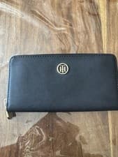 Image of Womens Tommy Hilfiger HONEY LRG Zip WALLET Black
