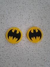 Image of 2 x BATMAN SUPERHERO BADGES 4CM DIAMETER WITH PIN