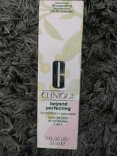 Image of Clinique Beyond Perfecting Foundation + Concealer 30ml - 09 NEUTRAL