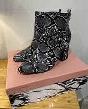 Image of Women's Size 6 Moda in Pelle Delfie Monochrome Snake Print Block Heel Boots
