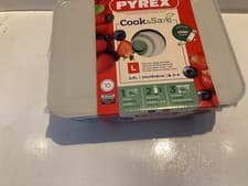 Image of Pyrex Cook & Save LARGE (24x19x8cm) 2.6 L Vacuum Seal Rectangle Dish with Lid