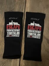 Image of 2XU Unisex Performance Run Compression Calf Sleeves Escape Alcatraz Black XS