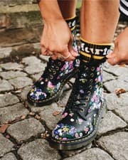 Image of DR MARTENS 1460 PASCAL FLORAL BACKHAND 31186038 BLACK+MULTI UK-6 EU-39 US-8