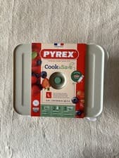 Image of Pyrex Cook & Save LARGE (24x19x8cm) 2.6 L Rectangle Dish with Lid
