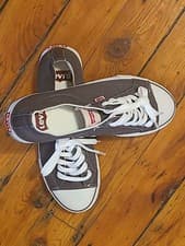 Image of Levi's Men's Low-Top Comfort Shoes Size 8 light gray & white NEW