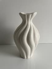 Image of NEW DECORATIVE TEXTURED CREAM CERAMIC SWIRL DESIGN VASE FLOWERS VASE.