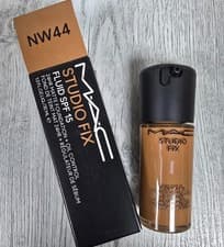 Image of MAC Studio Fix Fluid SPF15 24hr Matte Foundation + Oil Control | NW44 | 30ml/1fl