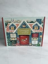 Image of Yankee Candle 5 Piece Gift Set Christmas Festive Medium Jar & Votive