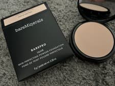 Image of BareMinerals BAREPRO 16HR Skin-Perfecting Powder Foundation Various Shades 8g