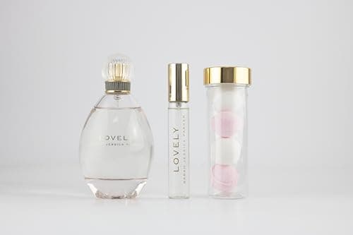 Image of Sarah Jessica Parker Lovely Perfume Gift Set (100ml Eau de Parfum, 15ml Purse Spray & Bath Bombs) – White Amber Fragrance for Women – Genuine SJP Perfume for Women