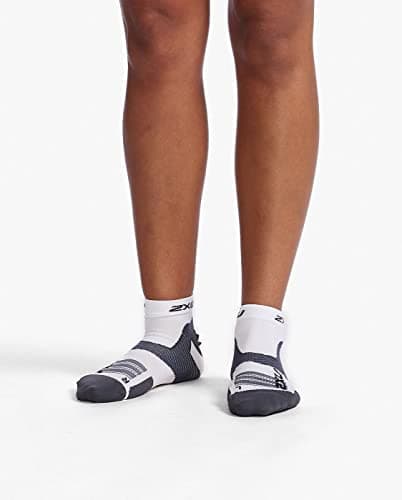 Image of 2XU UK Men Vectr Ultralight Cushion 1/4 Crew Socks - White/Grey, Small