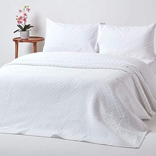 Image of HOMESCAPES White Cotton Rich Metelassé Textured Bedspread with Diamond Pattern, Single