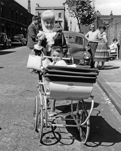 Image of worldphotographs Sparrows Can't Sing (1963) Barbara Windsor, James Booth 16x12 Photo