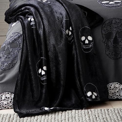 Image of Catherine Lansfield 130 x 170 cm Cozy Fleece Blanket with Skulls, Grey