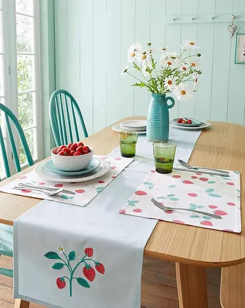 Image of Catherine Lansfield CL Strawberry Garden Runner White/Pink PO57301