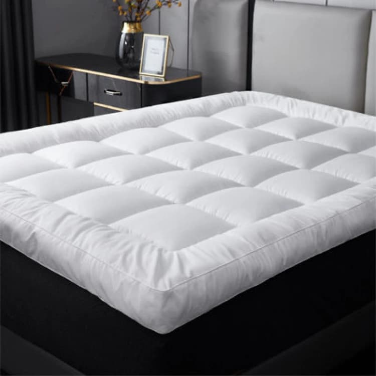 Image of Ezysleep Ezysleep 4" Thick Super Soft Mattress Topper in White Size: Small Double White Small Double Unisex 0618202330919
