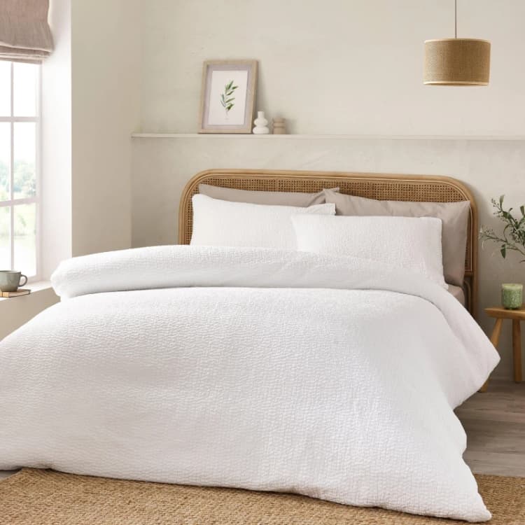 Image of Catherine Lansfield Catherine Lansfield 'Crinkle Seersucker' Duvet Cover Set in White Size: King White King Unisex 5057681187655