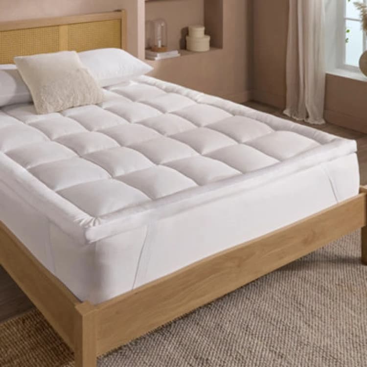 Image of Slumberdown Slumberdown Sleep Soundly Deep 5cm Mattress Topper in White Size: King White King Unisex 5012924080056