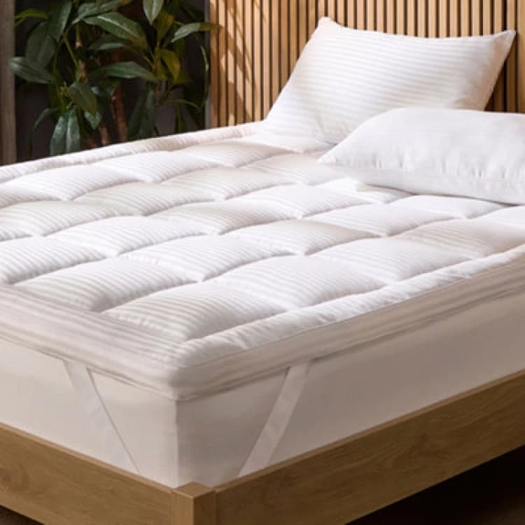 Image of Snuggledown Snuggledown Luxurious Hotel 5cm Mattress Topper in White Size: Double White Double Unisex 5012924080087