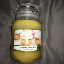 Image of Yankee Candle 623g Vanilla Cupcake