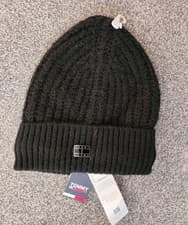 Image of TOMMY JEANS BLACK COSY KNIT BEANIE HAT ENAMEL LOGO ON CUFF ONE SIZE BRAND NEW