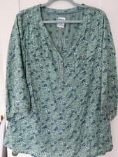 Image of MANTERAY NWOT size 18. V neck top. 3/4 length sleeves